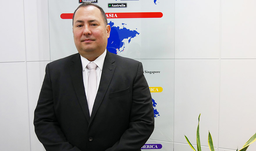 代表取締役社長　Kenneth M. Exsterstein